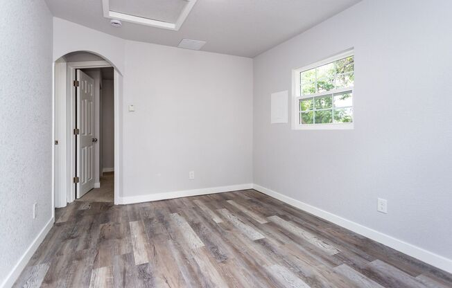 Charming Updated Cottage – 2 Bed, 1 Bath!!