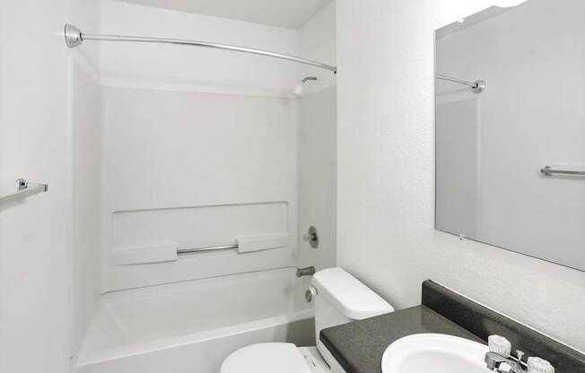 Bathroom With Bathtub at Oakstone Apartments, Utah