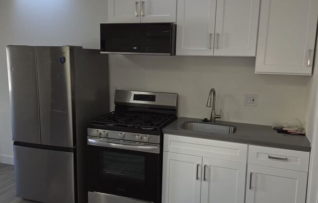 Studio, 1 bath, 323 sqft, $1,883, Unit 127