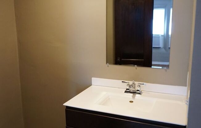 Studio, 1 bath, $600, Unit 541 S 18th St-305