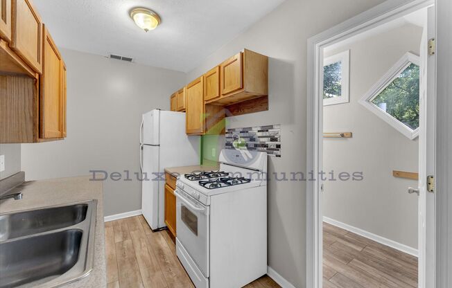 3 beds, 1 bath, 900 sqft, $1,350