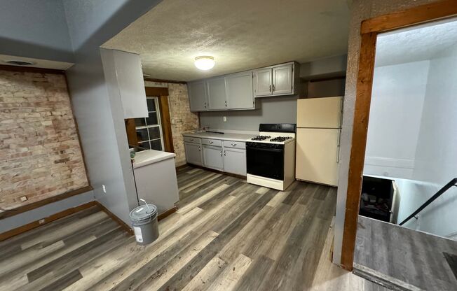 1 bed, 1 bath, $800, Unit 327 Harrison St.- B