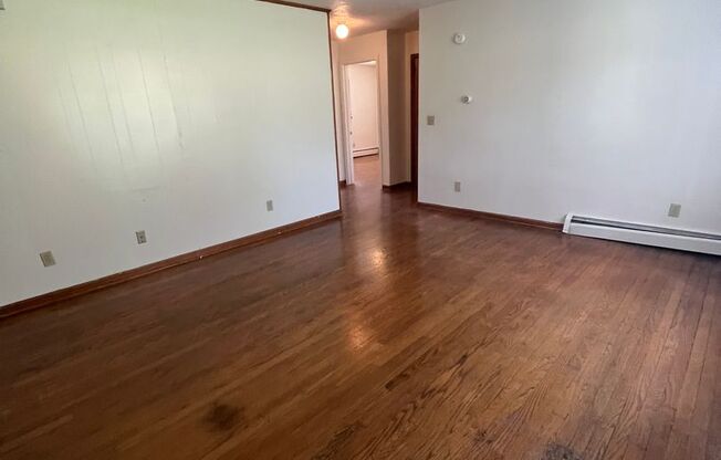 2 beds, 1 bath, 903 sqft, $1,250, Unit B-8