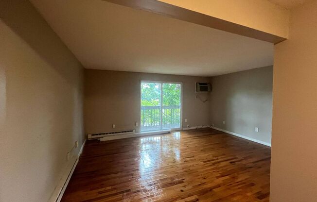 2 beds, 1 bath, $1,200, Unit 305