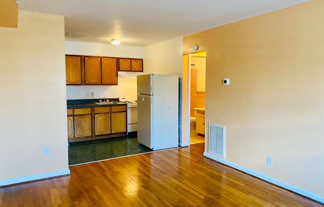 1 bed, 1 bath, $1,050, Unit Apt. B