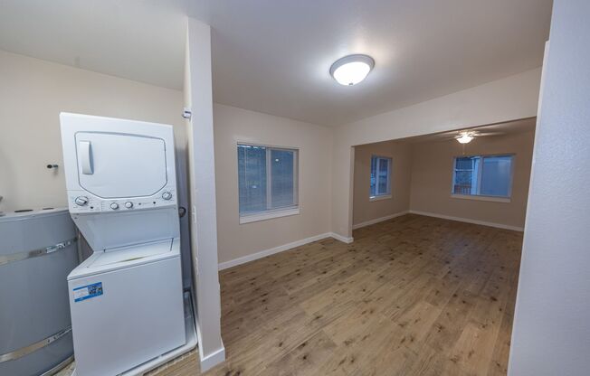 One bedroom duplex unit in Camas. - 2 blocks south of Crown Park