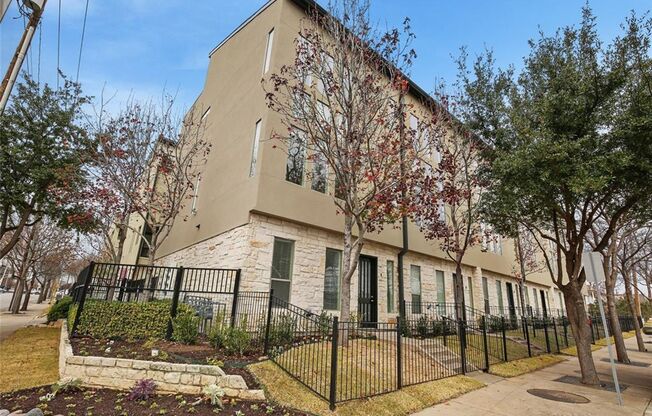 1600 N HASKELL                 /HOA
