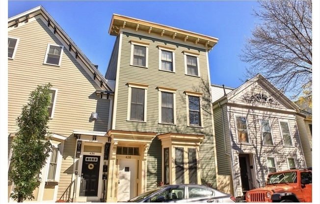 438 W 4 ST