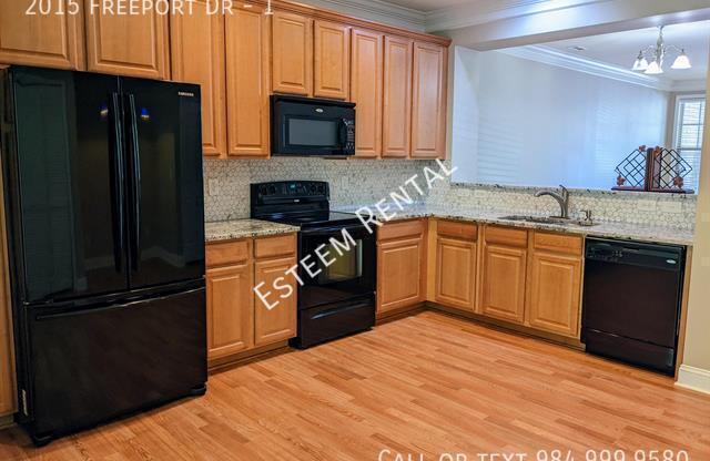 2015 FREEPORT DR