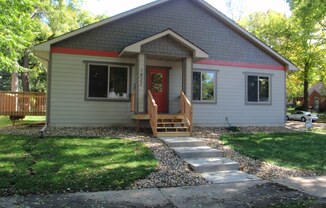 Large and Spacious 4 bed 2 bath near Augustana University! 2-stall Garage included!