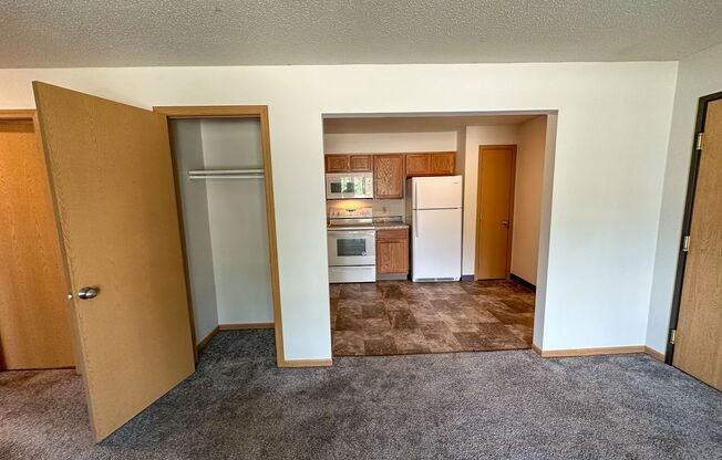 2 beds, 1 bath, 850 sqft, $715