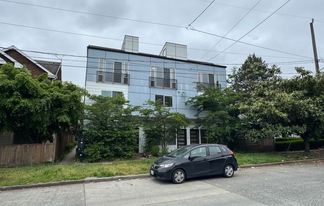 Modern 2018 Townhome with Rooftop Deck Near Green Lake – Prime North Seattle Location!