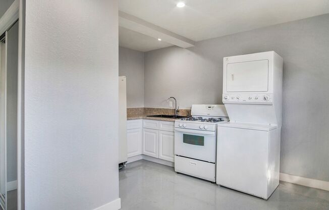 Studio, 1 bath, 450 sqft, $1,475, Unit 5452 Linden Avenue Unit B