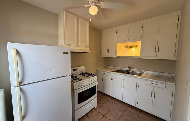 562 Edmund Ave W