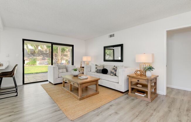 4bd/2ba Single Story Home In Hennie Hills Oceanside!