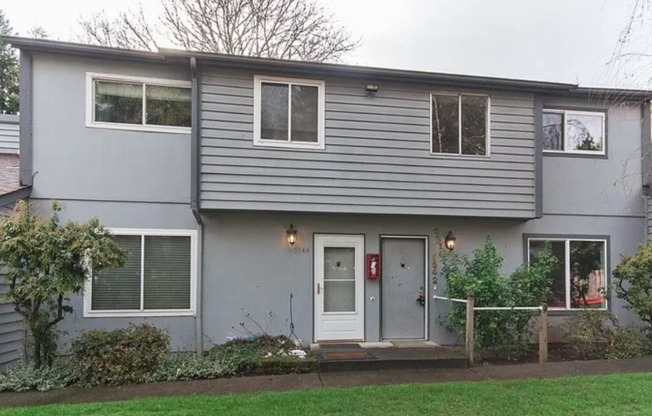 Updated Beaverton Townhome with Garage & Community Pool