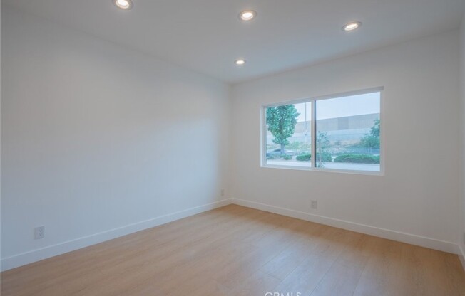 7734 N GLENOAKS BLVD