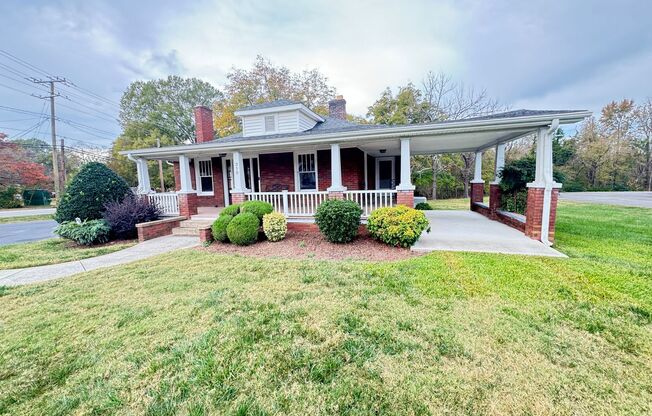 Amazing Brick 3 bed/2bath House Corner Lot Across from Winecoff Elementary