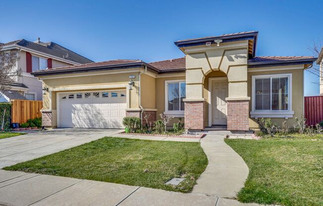 Spacious 3 Bedroom, 2 Bathroom Home with Den/Office Available 7/1/25