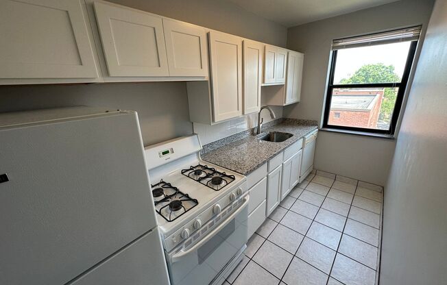 2 beds, 1 bath, 800 sqft, $1,899, Unit 6230 Fifth Ave. #323E