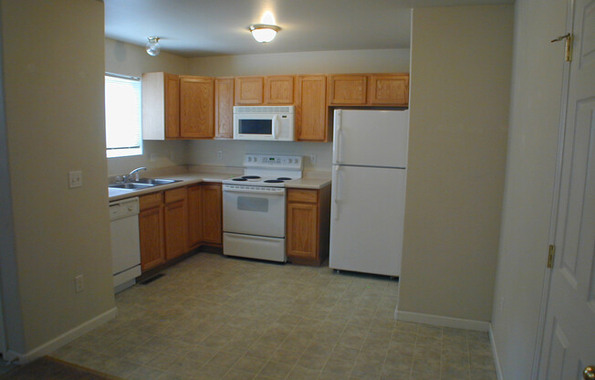 3 beds, 2 baths, 930 sqft, $1,200, Unit Apt C