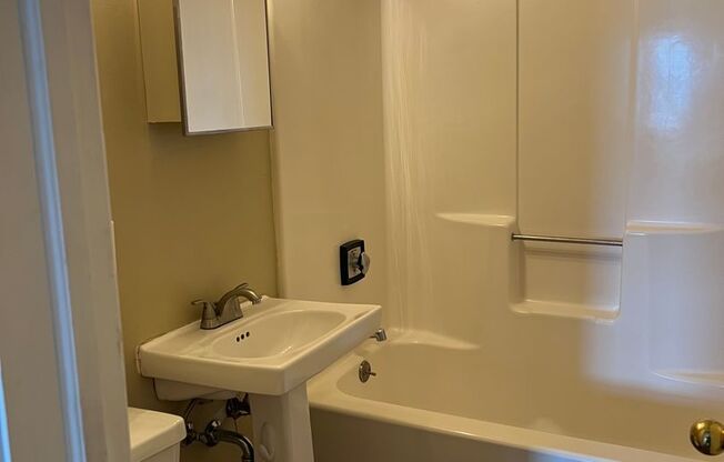 2 beds, 1 bath, 740 sqft, $1,195, Unit 1205