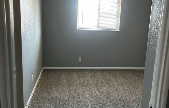 2 beds, 1 bath, 750 sqft, $1,070, Unit B02 1016 17