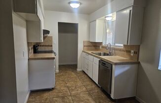 2 beds, 1.5 baths, 900 sqft, $1,400, Unit Santa Ana 33 West  Apt C