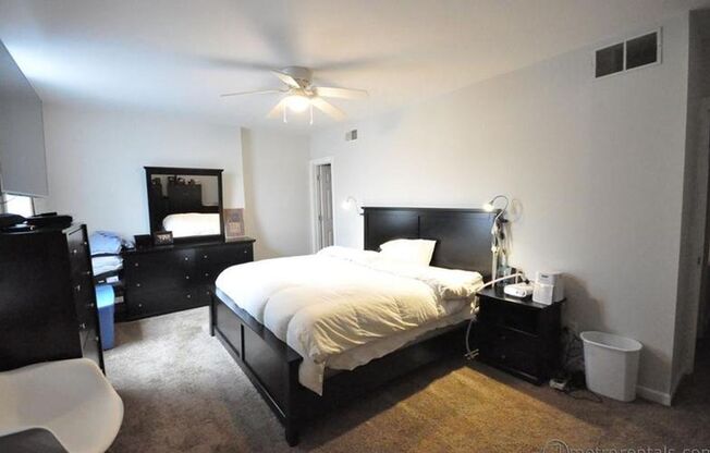 2 beds, 1 bath, $1,850, Unit 842-A