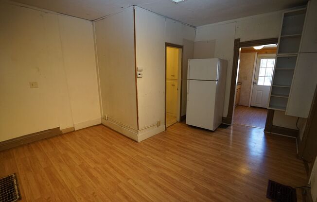 3 beds, 1 bath, $1,785, Unit 542D #2