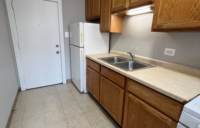 2 beds, 1 bath, $1,095