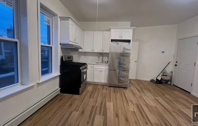 2 beds, 1 bath, $2,000, Unit 2A