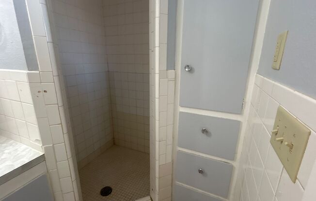 3 beds, 1 bath, 1,172 sqft, $1,000, Unit G:1921-1