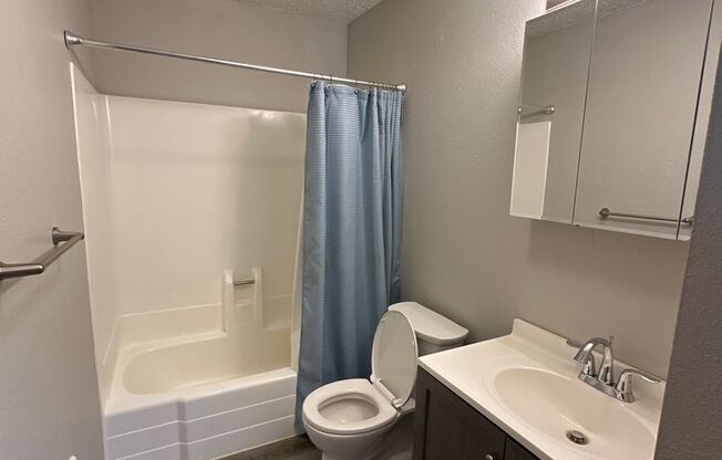 2 beds, 1 bath, $800, Unit 201