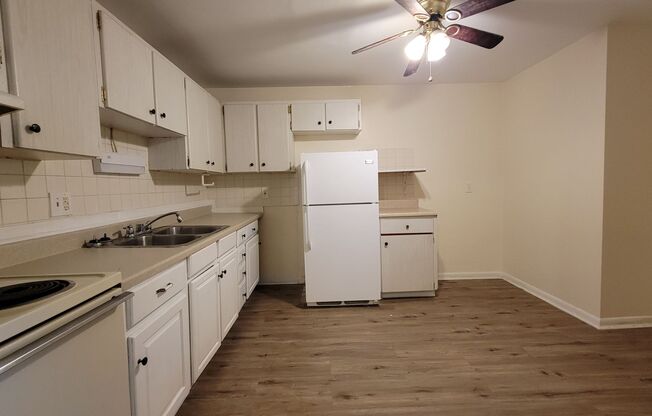 3 beds, 1 bath, 1,100 sqft, $845, Unit 18