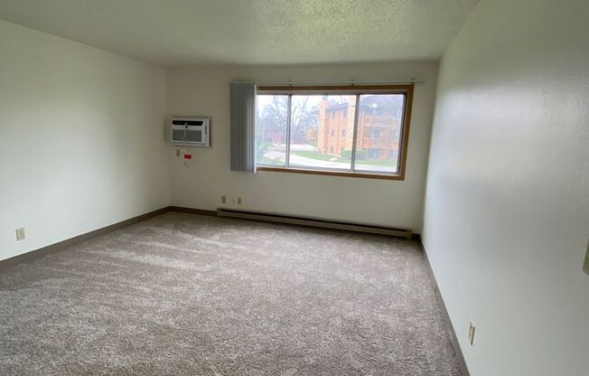 2 beds, 1 bath, $710, Unit 14-A