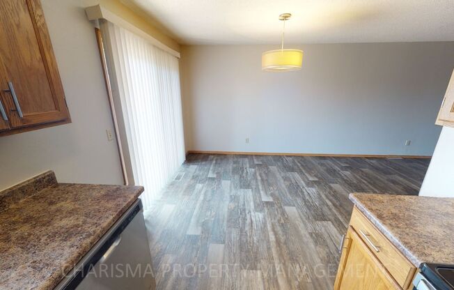 3 beds, 1.5 baths, 1,178 sqft, $1,550, Unit 620 N Sycamore Ave #201