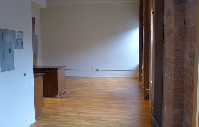 2 beds, 1 bath, 212 sqft, $1,815, Unit 212