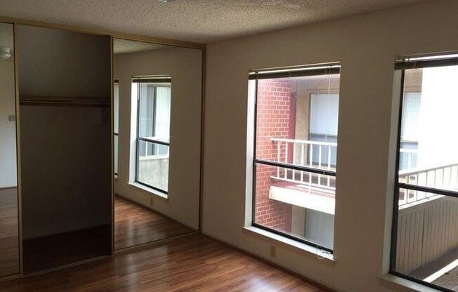 Suchase 1 Huge bedroom