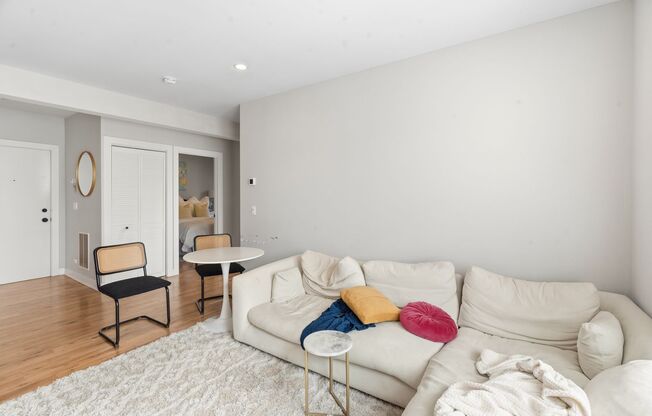 3 beds, 2 baths, 830 sqft, $4,450, Unit 928-3S