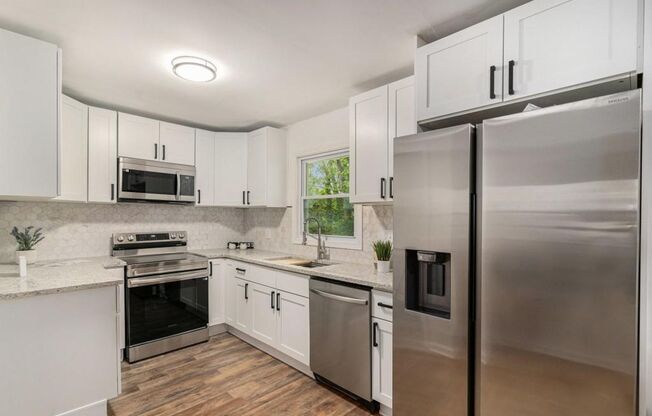 Beautiful Four Bedroom Home minutes from the Airport