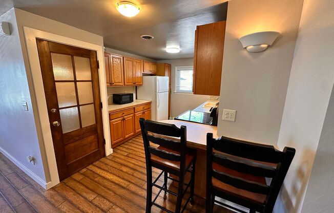2 beds, 1 bath, 800 sqft, $1,695, Unit 509 7th St - Upper unit