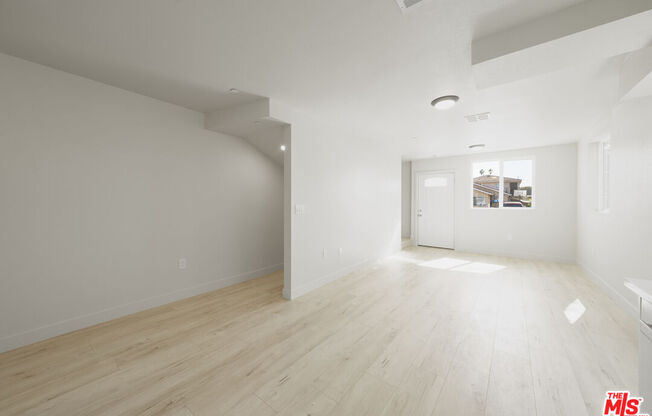 737 E 82 ST