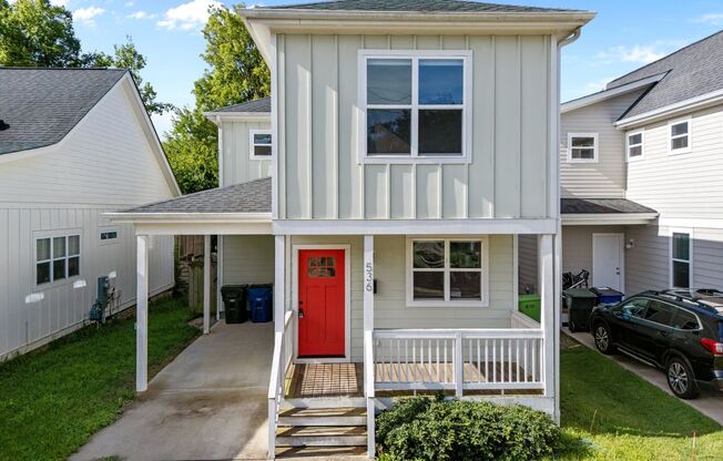 Modern 3 Bedroom home inside Downtown Raleigh, Fenced-in Backyard, Updated Kitchen, Pet Friendly!