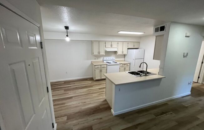 2 beds, 1 bath, 848 sqft, $1,900, Unit 1704