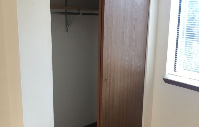 3 beds, 1 bath, 1,040 sqft, $1,695, Unit 3164-308