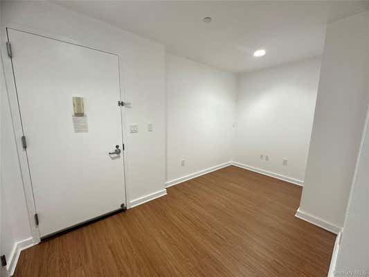 4026 COLLEGE PT BLVD