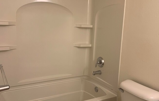 2 beds, 1 bath, $1,000, Unit 108