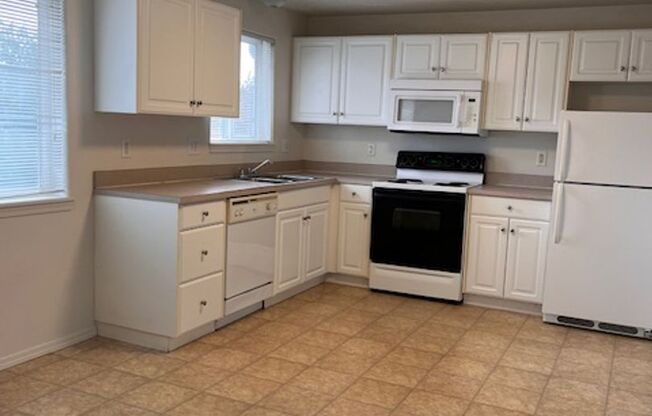 2 beds, 1 bath, 800 sqft, $1,395, Unit 465-04