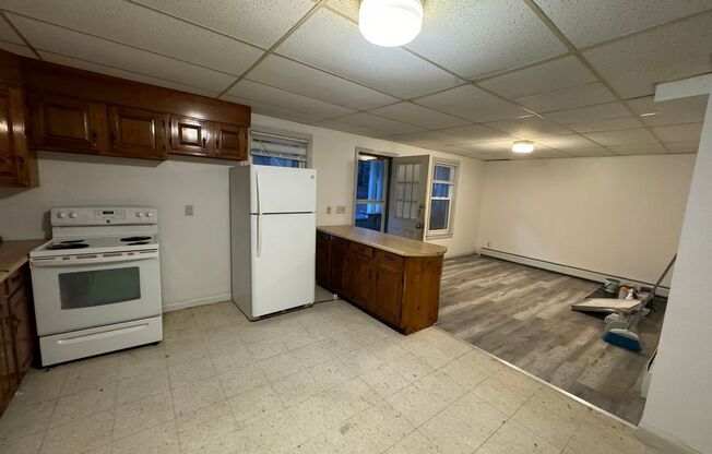 2 beds, 1 bath, $1,300, Unit 3